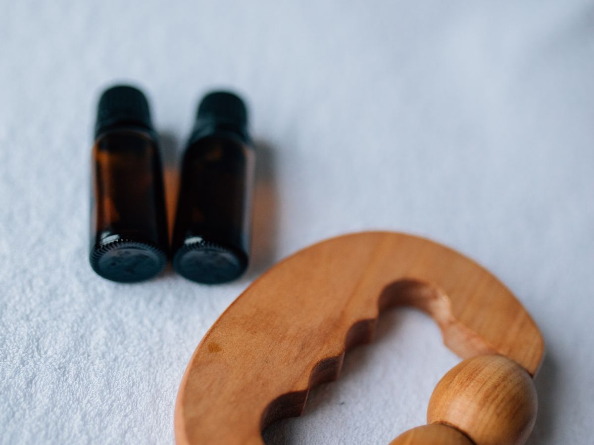 Flacons d’huiles essentielles et masseur en bois